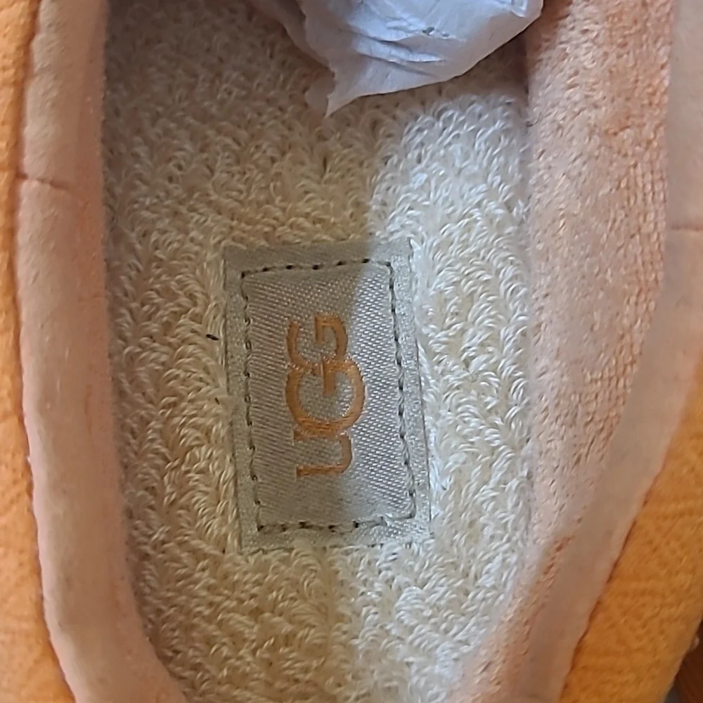 UGG‎ Orange Kids Slip-On Shoes used exelente condition perfect for winter.